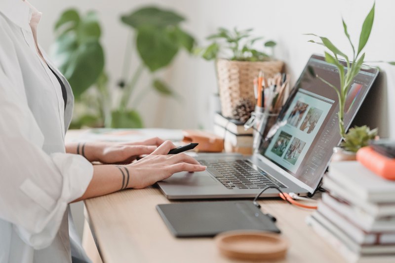 Slika koja prikazuje alate za optimizaciju marketinških aktivnosti, uključujući automatizaciju za email marketing i objavljivanje na društvenim mrežama