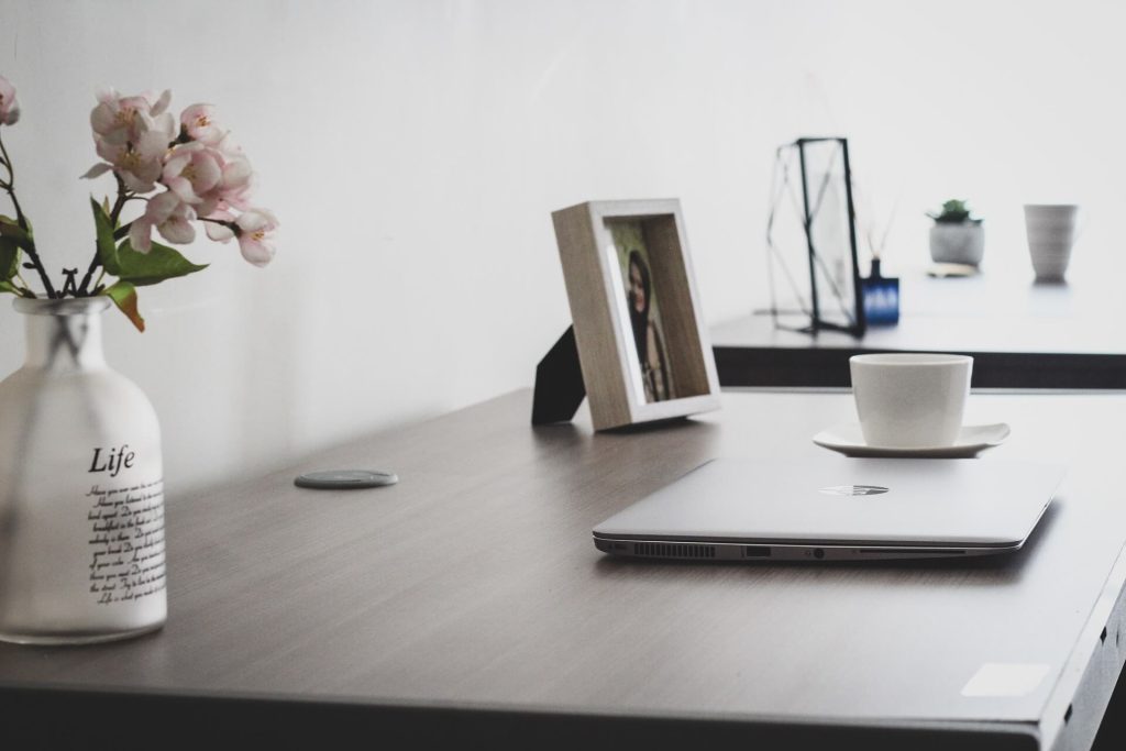 freelance radni sto sa laptopom i belom šoljom