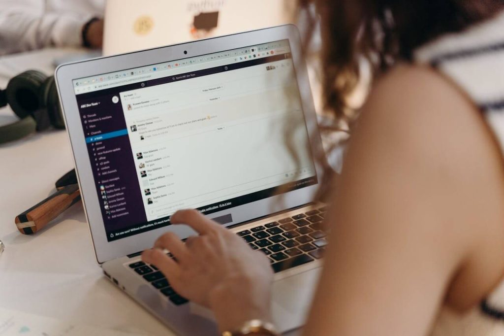 Komunikacija sa klijentima u online poslu – Razmena emailova i sastanci sa klijentima.