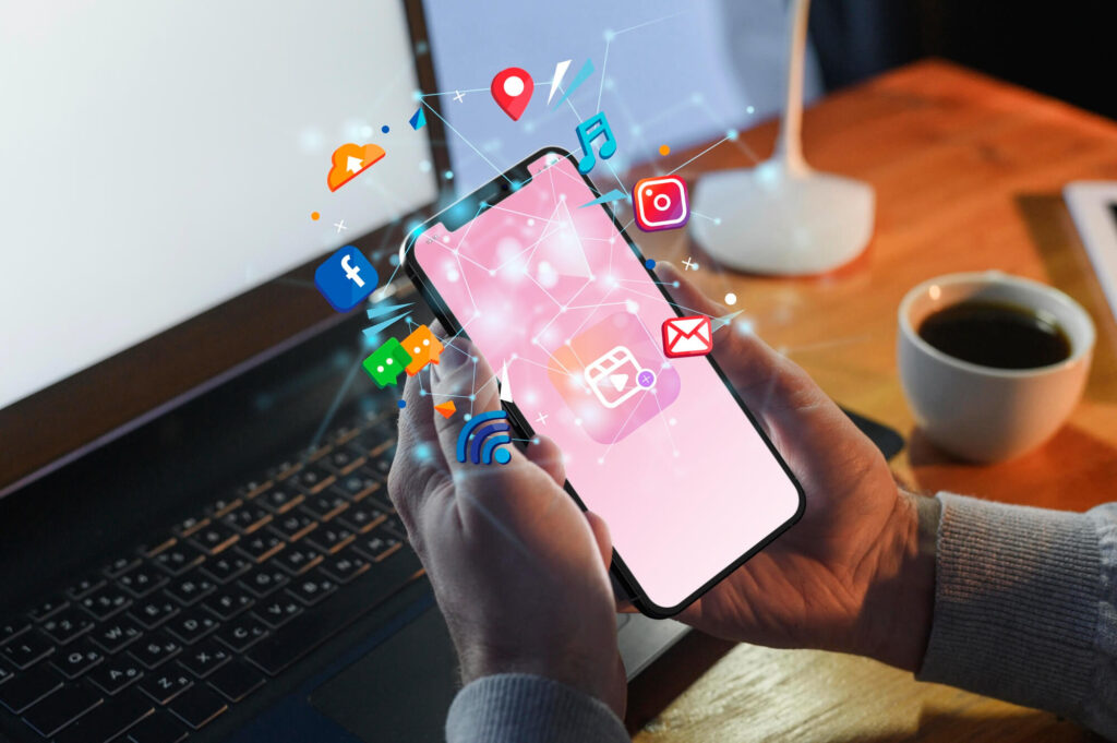 Preduzetnica koristi telefon i laptop za vođenje online poslovanja